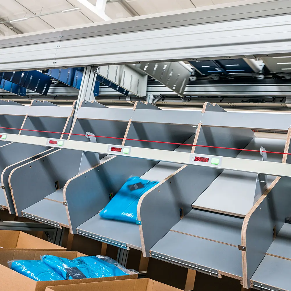 item valt van de split tray in doos